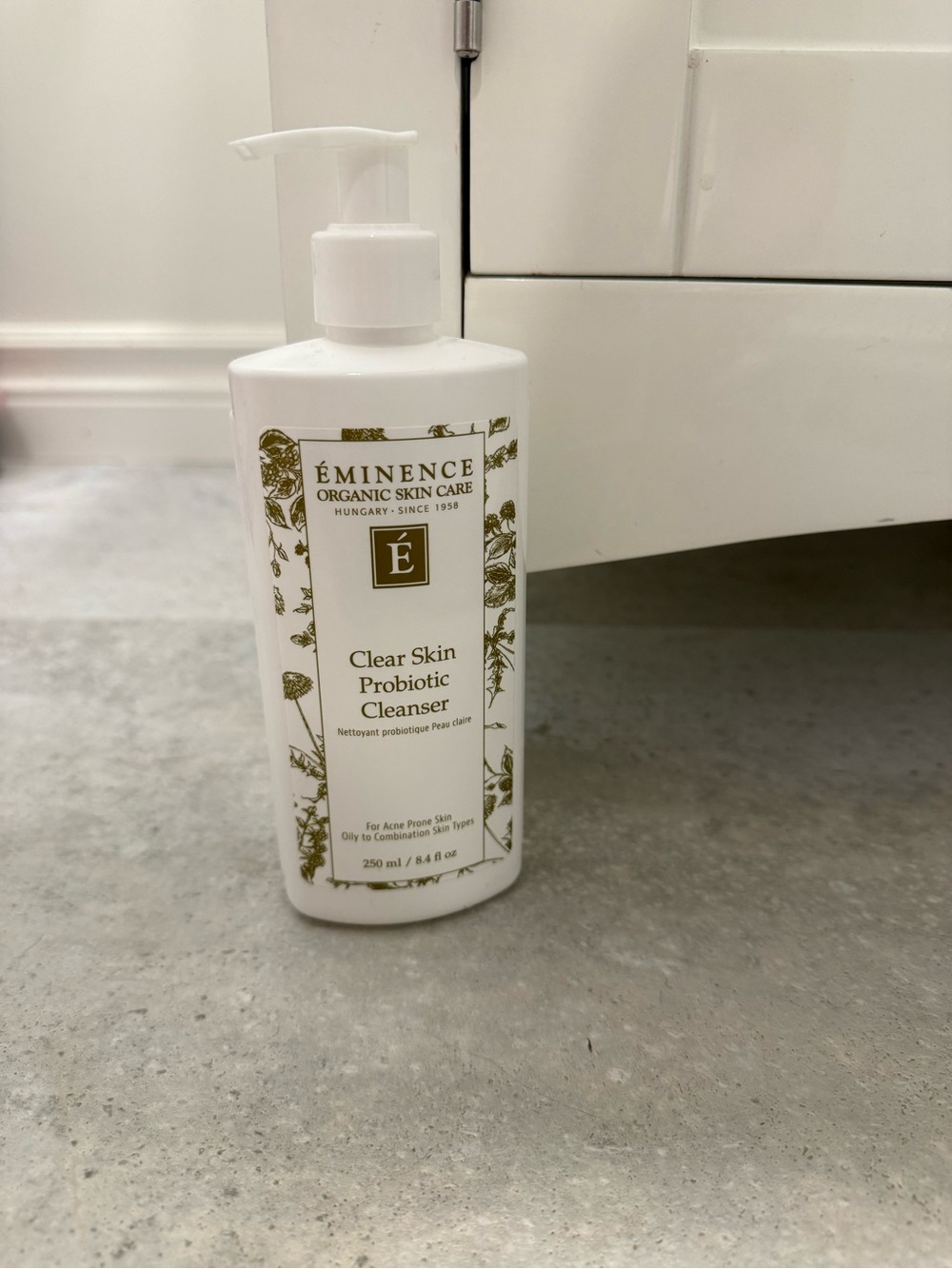 Éminence Clear Skin Probiotic Cleanser – White